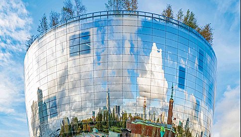 Moderne Glasfassade eines Bürogebäudes mit Jansen-Building-Systems
