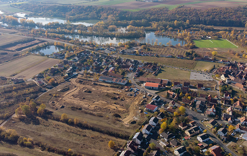 Jansen AG - Luftaufnahme der Gemeinde Sommerach. Für insgesamt 35 Grundstücke werden hier ca. 4.400 Laufmeter Erdwärmesonden gebohrt.