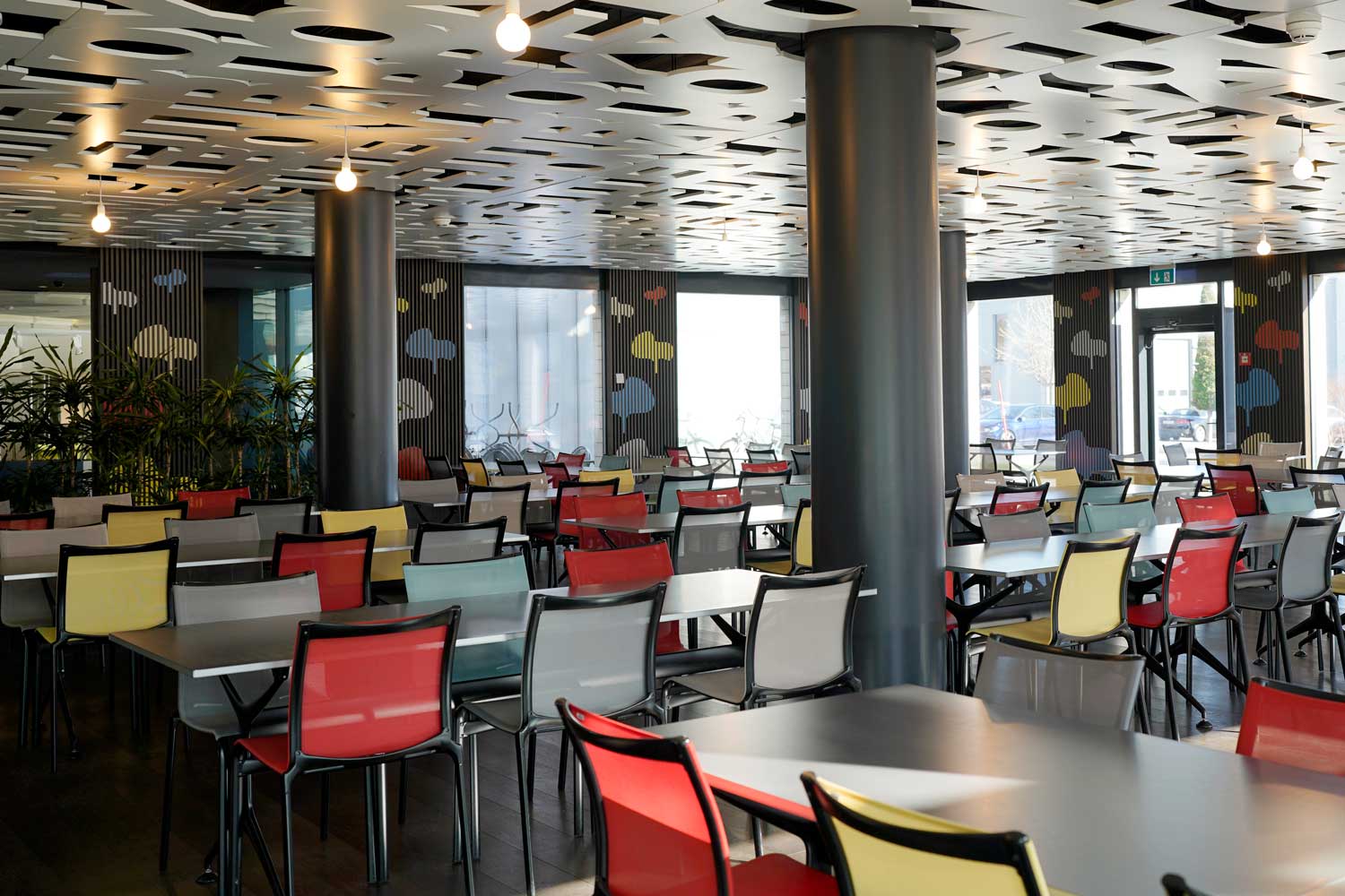 Innenansicht des Jansen-Personalrestaurants mit modernen Sitzbereichen